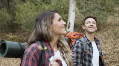 Çevreye bakınan mutlu aktif turistler