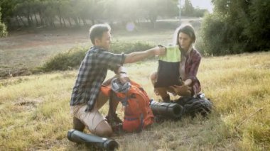 Otların üzerinde sırt çantaları taşıyan birkaç yürüyüşçü.