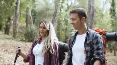 Kamp çantaları taşıyan birkaç aktif turist.