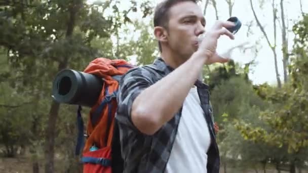 Trekking cara bebendo água doce em seu caminho — Vídeo de Stock