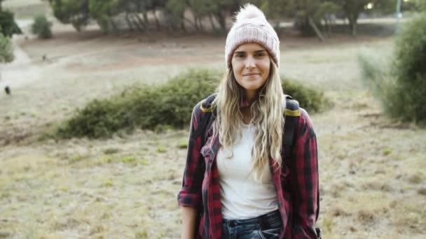 Felice trekking ragazza indossa cappello di lana — Video Stock