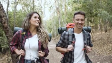 Orman yolunda yürüyen mutlu aktif gezginler