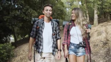 Kamp çantaları taşıyan birkaç yürüyüşçü.