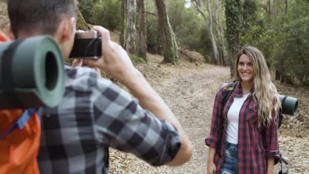 Happy tourist girl posing for photo camera — Stock Video