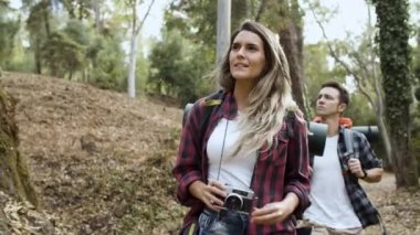 Manzaraya bakan aktif turistler, fotoğraf makinesi taşıyorlar.