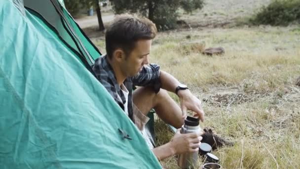 Serious camping chico verter bebida caliente de la botella de termo — Vídeos de Stock