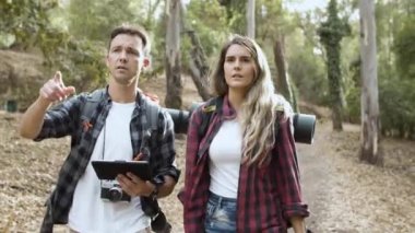 Ormanda yürüyen iki genç gezgin