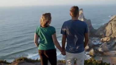 Evli bir çift turist dışarıda dinleniyor.