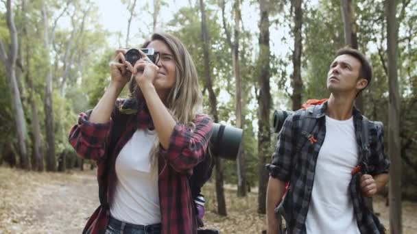 Caminhantes felizes com câmera de fotos tirando fotos da paisagem — Vídeo de Stock