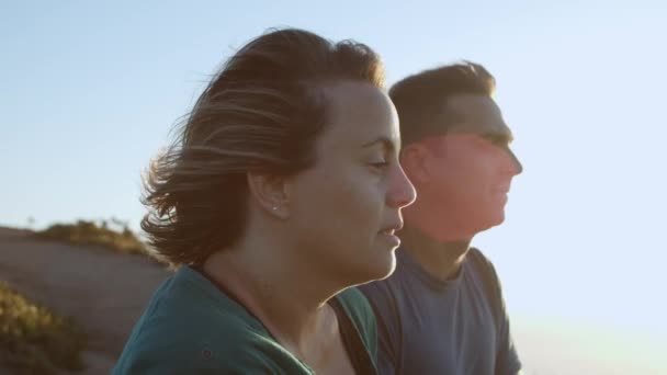 Couple de touristes paisibles assis à la falaise — Video