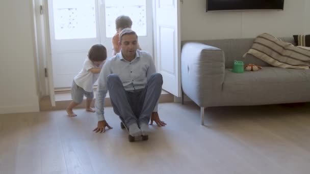 Irmãos filhos e papai se divertindo em casa — Vídeo de Stock