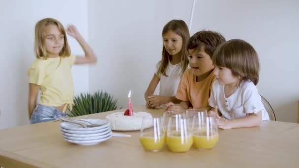 Ενθουσιασμένη κοπέλα και οι φίλες της γιορτάζουν τα γενέθλιά τους στο σπίτι — Αρχείο Βίντεο