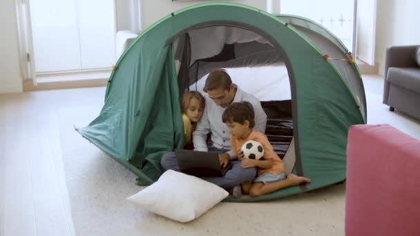Papá jugando al camping con los niños en casa — Vídeo de stock