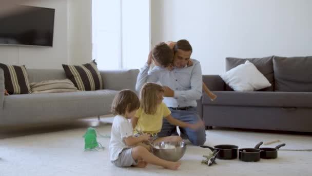 Drôle papa et trois enfants jouer cuisine — Video