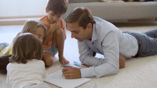 Папа учит детей рисовать. — стоковое видео