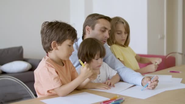 Disegno focalizzato papà con pennarello su carta — Video Stock