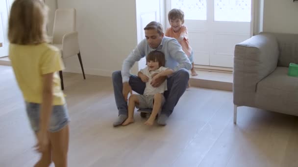 Sœur aînée à roues longboard avec petits frères — Video