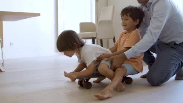 Grappige papa spelen actieve games met kleine zonen — Stockvideo