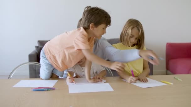 Pai amoroso e crianças bonitos desenho com marcadores em folhas de papel — Vídeo de Stock