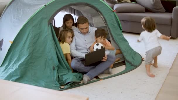 Papa und Kinder zelten zu Hause — Stockvideo