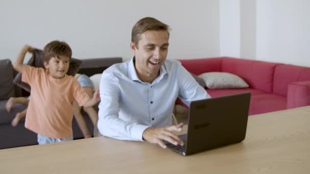 Pai alegre olhando para a tela do laptop — Vídeo de Stock