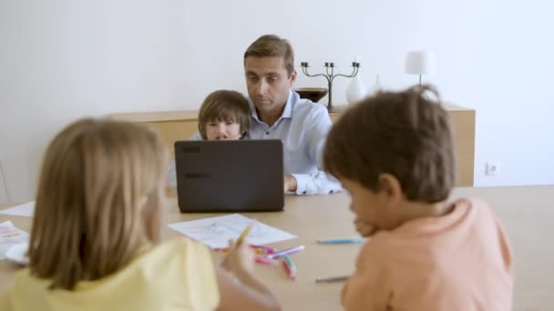 Enfants frères et sœurs jouant et dessinant à la maison — Video