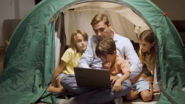 パパと子供たちはノートパソコンでホラー映画を見て — ストック動画