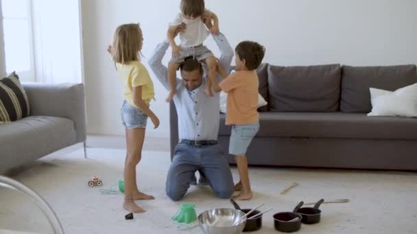 Alegre padre divertirse con los niños en la sala de estar — Vídeo de stock