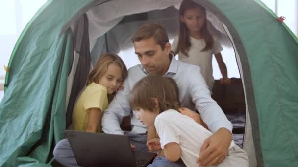 Baba ve çocuklar evde kamp yapıyorlar. — Stok video