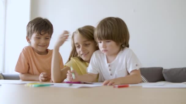 Niños pintando con marcadores en casa — Vídeo de stock