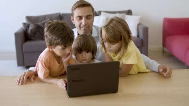 Vater und drei Geschwisterkinder nutzen Laptop für Videoanruf — Stockvideo
