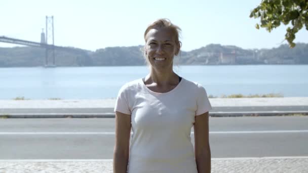 Retrato de mujer madura activa feliz de los años 50 en ropa deportiva — Vídeos de Stock