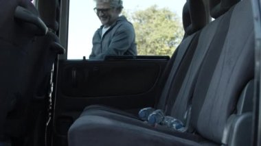 Eğitimden önce arabadan bir şişe su alan iki kişi.