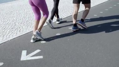 Yaşlı koşuculardan oluşan bir takım gezinti güvertesinde koşuyor