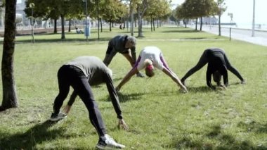 Yaşlı erkekler ve kadınlar dışarıda çalışmaktan zevk alıyorlar.