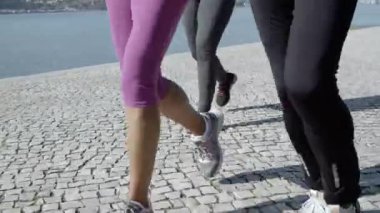 Gezinti güvertesinde koşan aktif emekli koşucuların bacakları