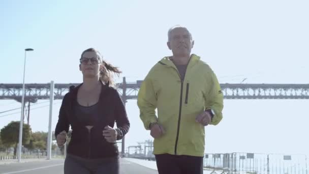 Casal feliz correndo juntos em dia ensolarado — Vídeo de Stock