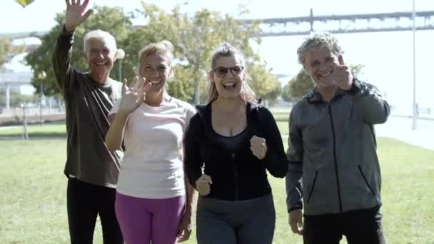 Csoportkép boldog, aktív, érett emberekről — Stock videók