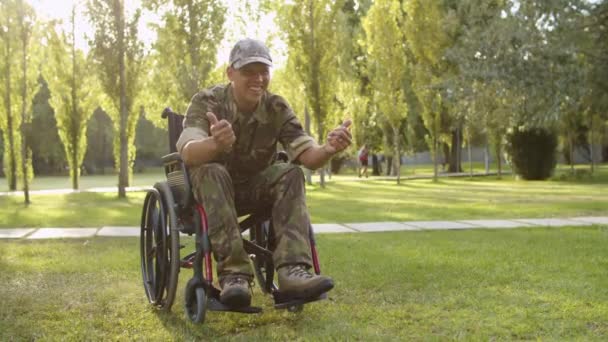 Los niños y su mamá corriendo a papá militar retirado discapacitado — Vídeos de Stock