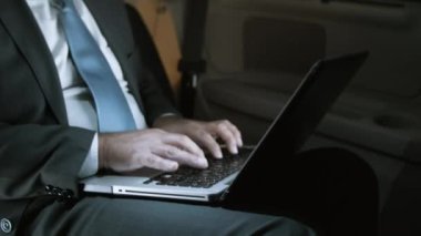 Dizüstü bilgisayarda daktilo eden erkeklerin yakın çekim görüntüleri.