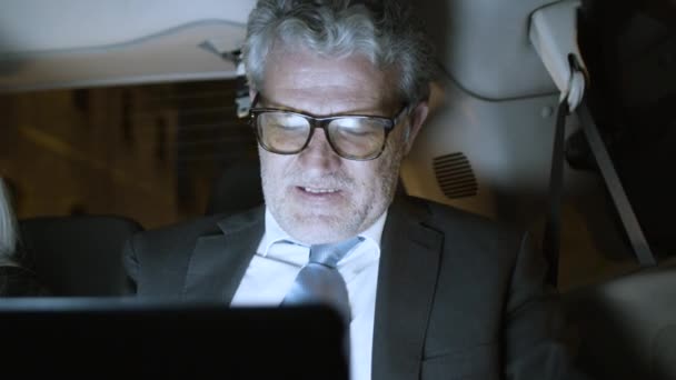 Homme caucasien en costume officiel regardant l'écran d'ordinateur portable. — Video