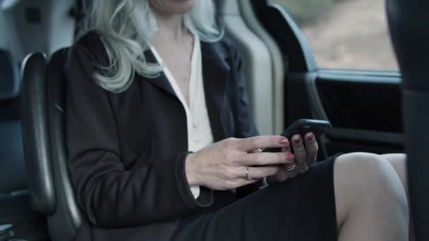 Close-up van zakenvrouwen handen met smartphone. — Stockvideo
