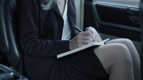 Close-up of notebook in businesswomans hands. — Stock Video