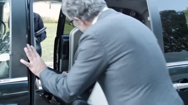 Gente de negocios entrando en el coche negro y estrechando las manos. — Vídeos de Stock