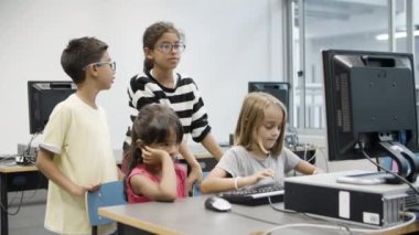 Bilgisayar okulunda çok ırklı çocuklar birlikte okuyorlar.. 