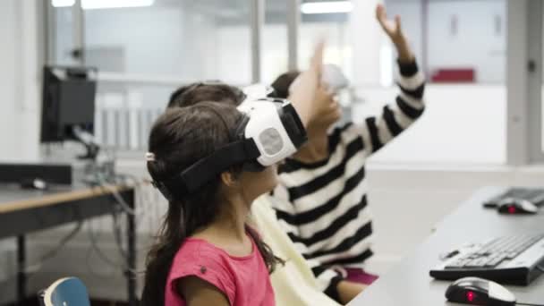 Enfants multiethniques portant des lunettes de réalité virtuelle. — Video