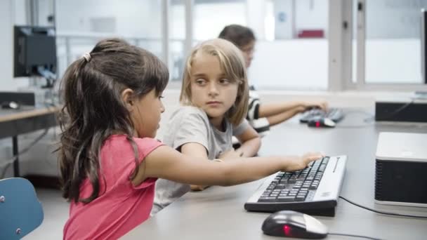 Multietniska små flickor skriva på tangentbordet tillsammans — Stockvideo