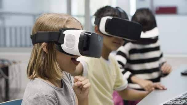 Close-up van het schoolmeisje met VR-headset. — Stockvideo