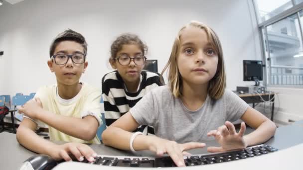 Barn sitter vid skrivbordet på datavetenskapens lektion. — Stockvideo