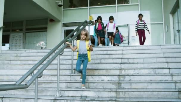 Niños cansados bajando escaleras después de clases. — Vídeos de Stock